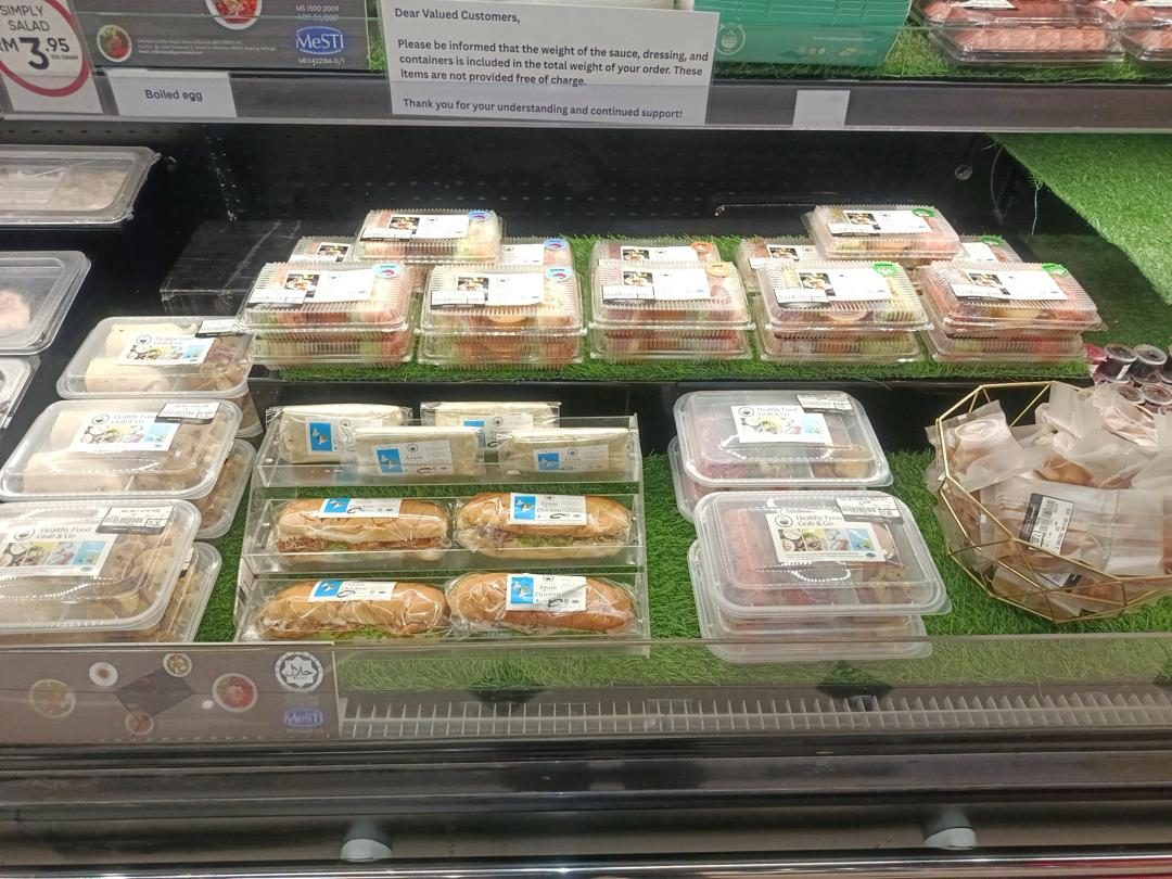Open chiller of ready-to-eat packs