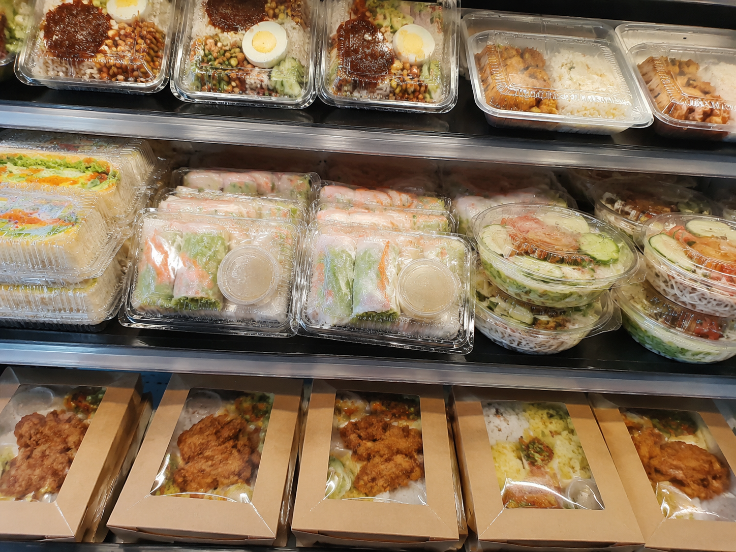 A close-up of a shelf packed with fresh Foodplus meals